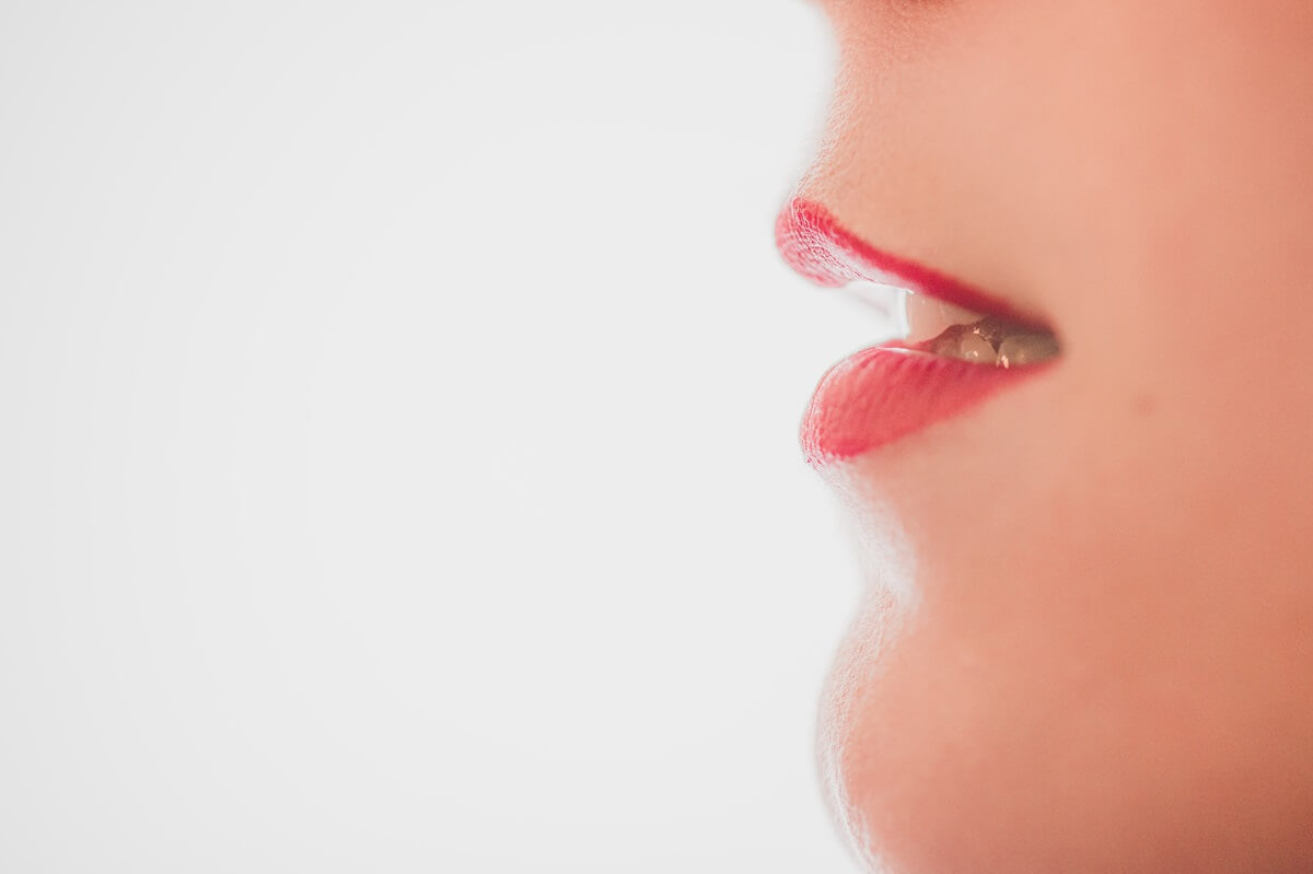 Lip shape (pronunciation, accent)