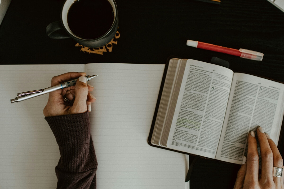 Relax and learn languages over a cup of coffee.
